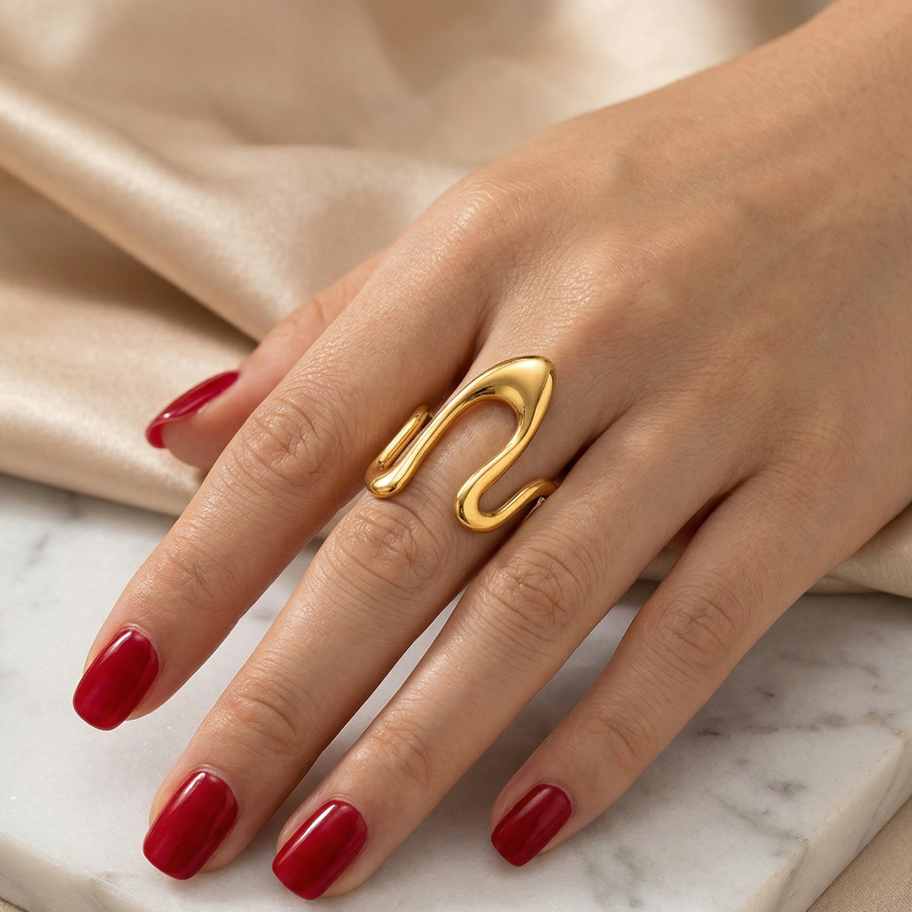 Minimalist Wave Arch Ring – Golden Pulse