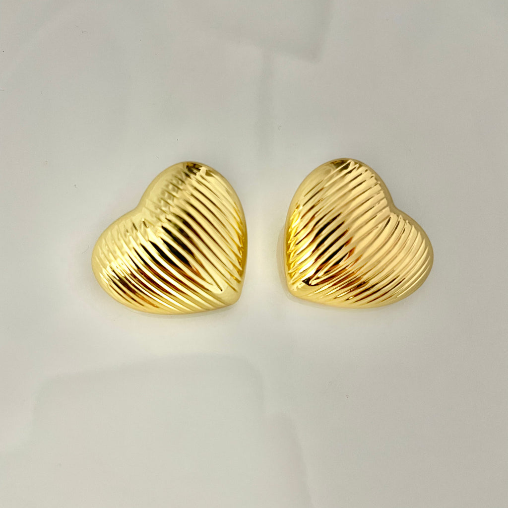 Ribbed Heart Gold Earrings – Bold, Elegant, and Timeless