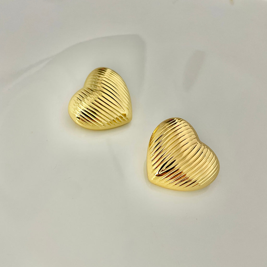 Ribbed Heart Gold Earrings – Bold, Elegant, and Timeless
