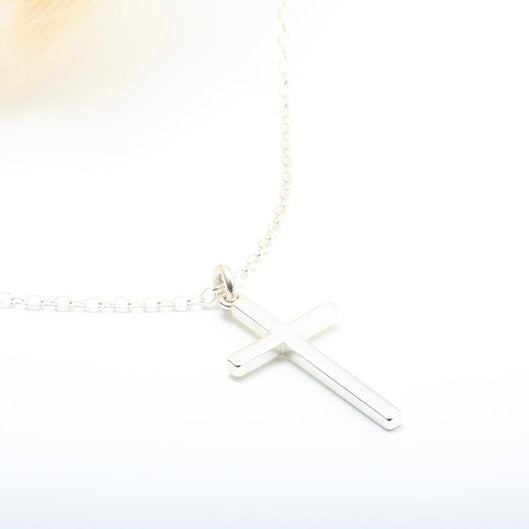 Classic Silver Cross Pendant Necklace – Symbolic Simplicity