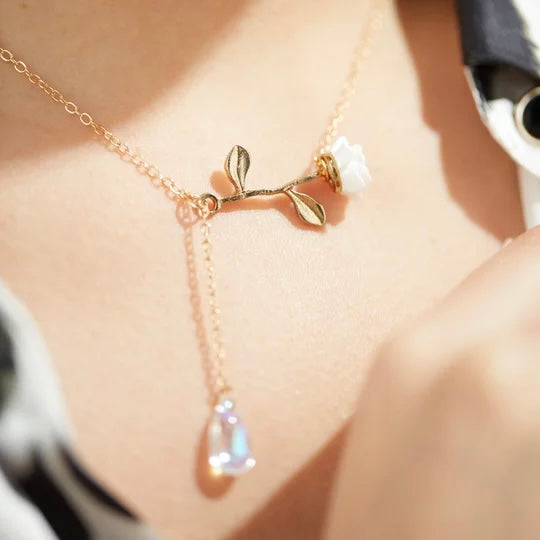 Elegant Gold Rose Pendant Necklace – Timeless Romance