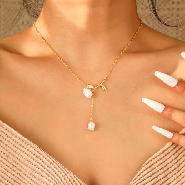 Elegant Gold Rose Pendant Necklace – Timeless Romance