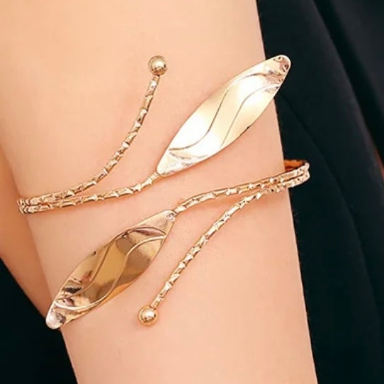 Gold Leaf Arm Cuff – Nature-Inspired Elegance