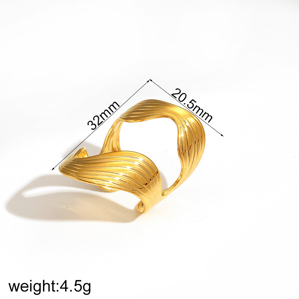 Sculptural Fluted Wave Ring – Golden Horizon